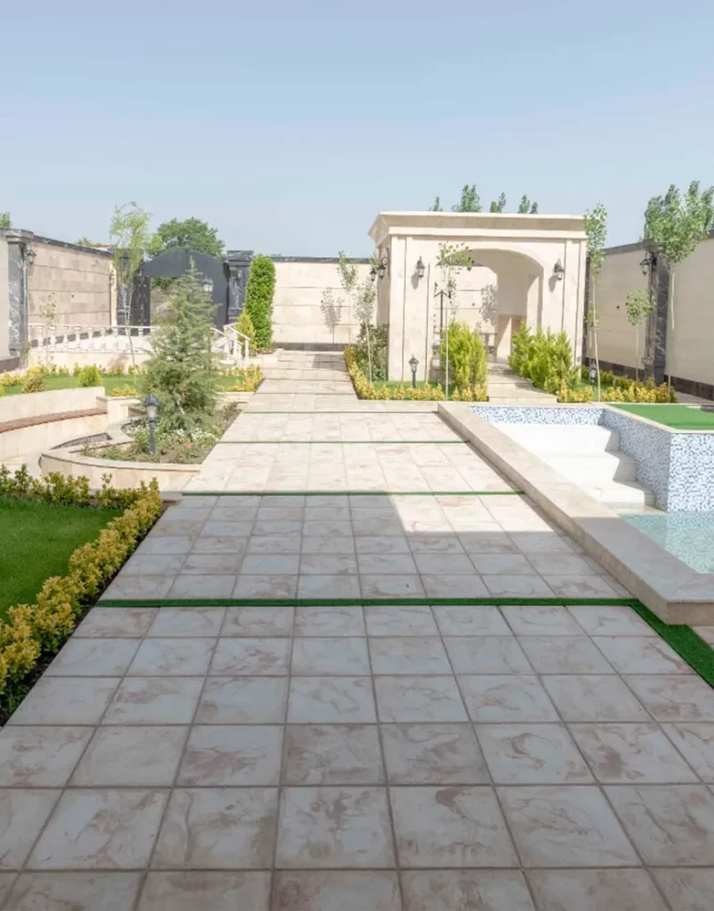 سنگ طرحدار در پارک